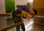 Manuel Tares, y el pequeño Tares jugando.
