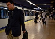 Señor y Cartera en el Metro