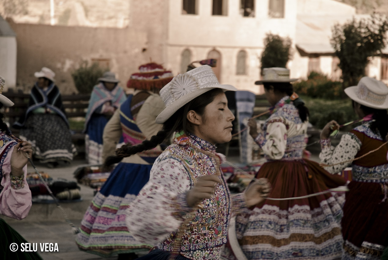 Baile tradicional de Perú en el camino al Valle del Colca