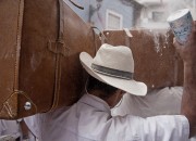 La Indumentaria y la evocación a la vuelta de los emigrados a Cuba que habían hecho las américas, centran la atención. La guerra de los polvos de talcos es la salsa de la fiesta.