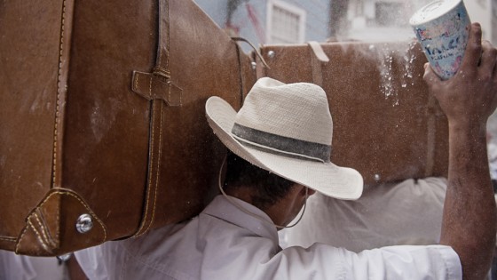 La Indumentaria y la evocación a la vuelta de los emigrados a Cuba que habían hecho las américas, centran la atención. La guerra de los polvos de talcos es la salsa de la fiesta.