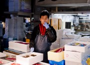 No es extraño ver fumar en el sitio de trabajo en japón! En el mercado también se puede ver.