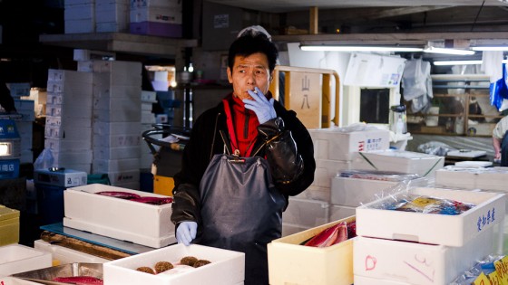 No es extraño ver fumar en el sitio de trabajo en japón! En el mercado también se puede ver.