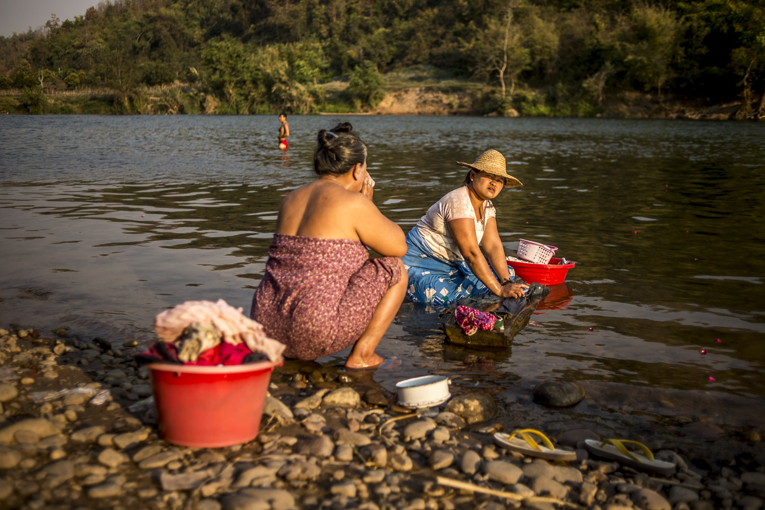 Lavando ropa en el rio Myitnge 